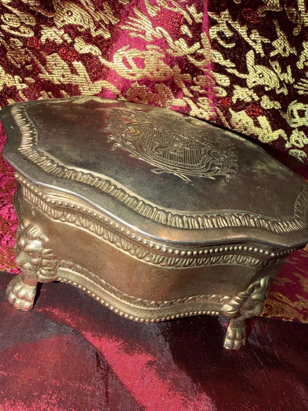 Vtg International Silver Co. Lion Head Paw Footed Silver Plated Jewelry Box